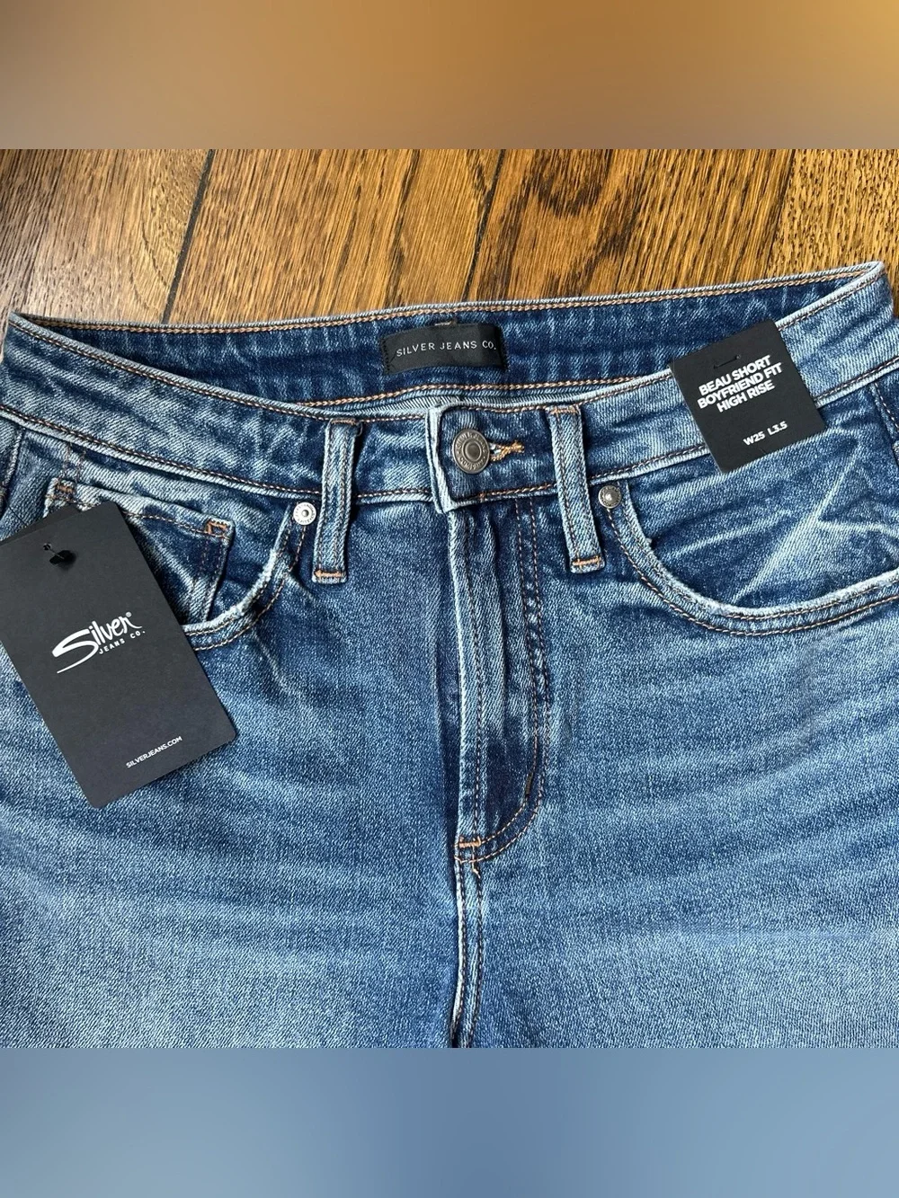 NWT Silver Jeans Beau Boyfriend High Rise Jean Short